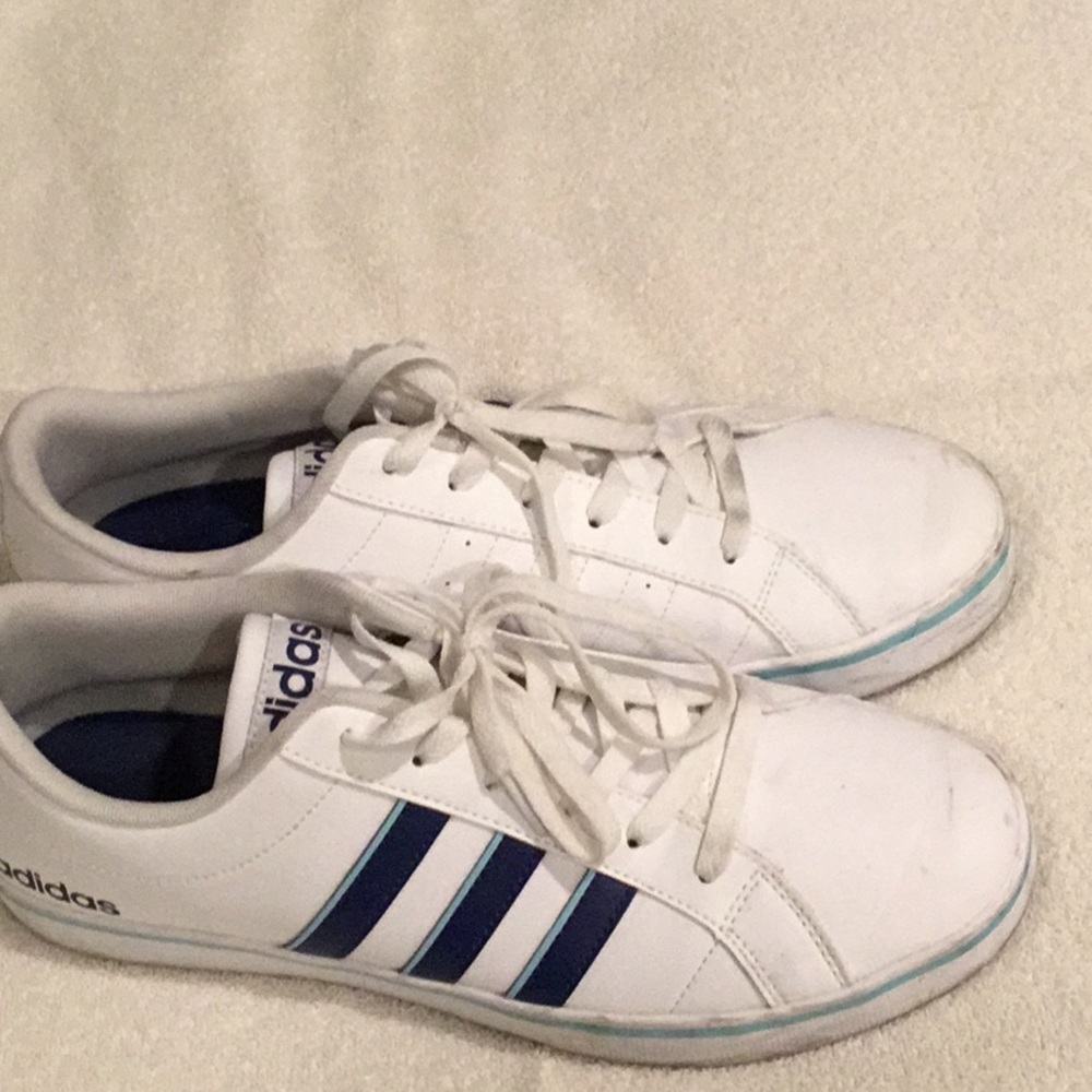 Tennis shoes